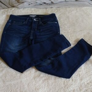 Levi's Denizen Jegging size 26 Dk Blue Wash EUC 72% cotton, 27% poly, 1% elastan